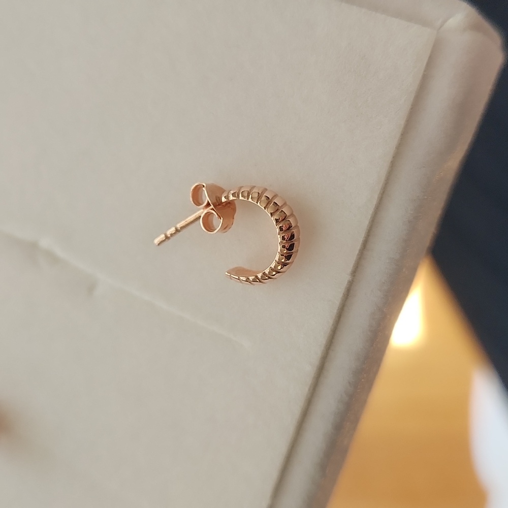 Single ridged huggie in rose